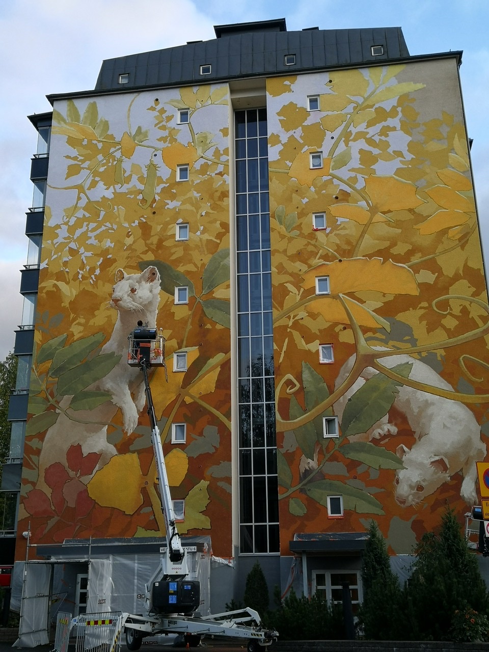 Väärät vermeet (wrong camouflage), 2019, wallpaint and spraypaint, assisted by Anetta Lukjanova